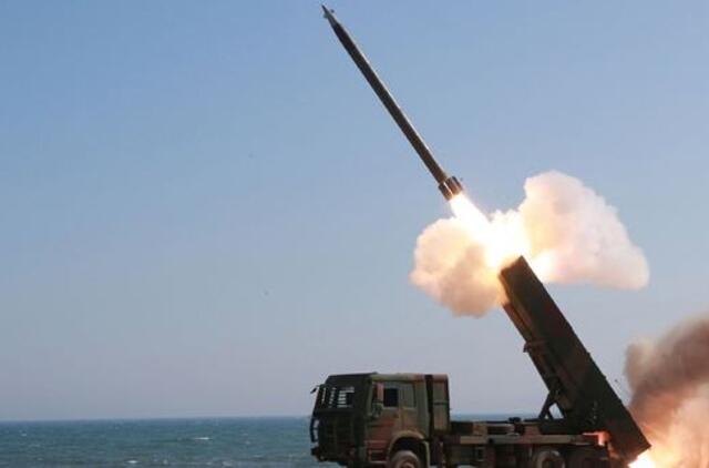 Šiaurės Korėja skelbia išbandžiusi kietu kuru varomą raketos variklį