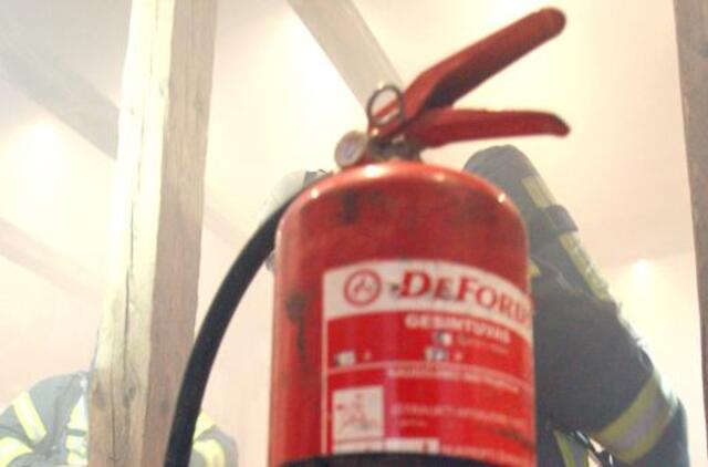 Universiteto laboratorijoje kilo gaisras: liepsną gesinęs studentas prisikvėpavo gesintuvo miltelių 