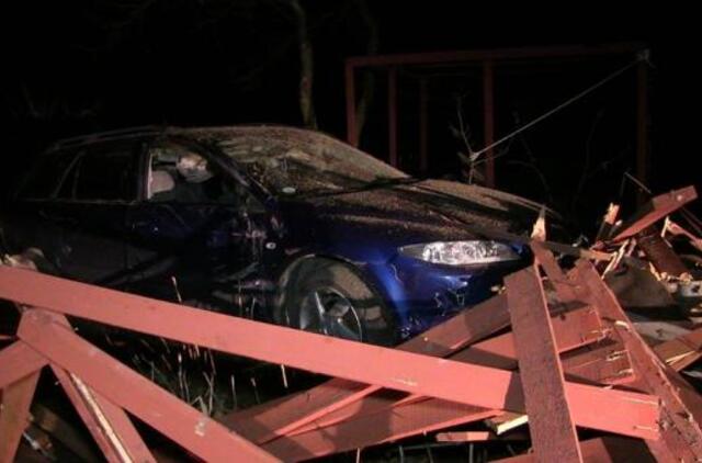 Derceklių soduose automobilis išvartė tvoras