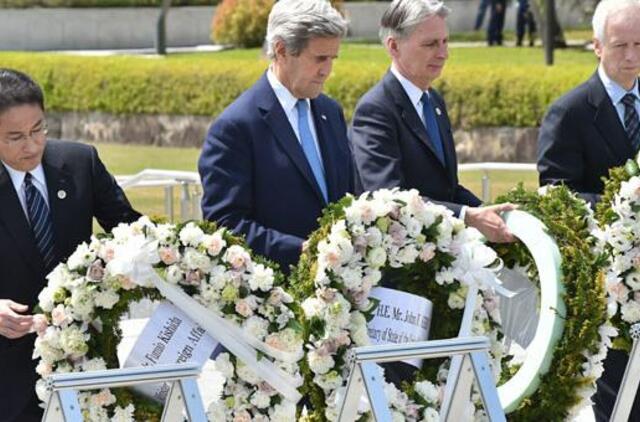 Džonas Keris tapo pirmuoju JAV valstybės sekretoriumi, apsilankiusiu Hirošimos memorialiniame parke