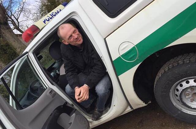 Girtas vairuotojas išvertė medį ir gėrė toliau