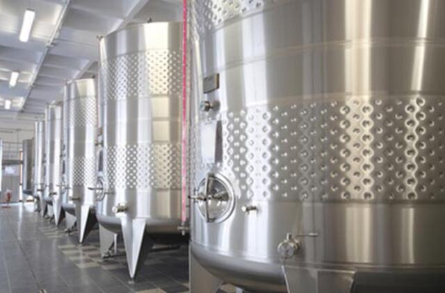 Jašiūnuose trys žmonės įkrito į acto statinę