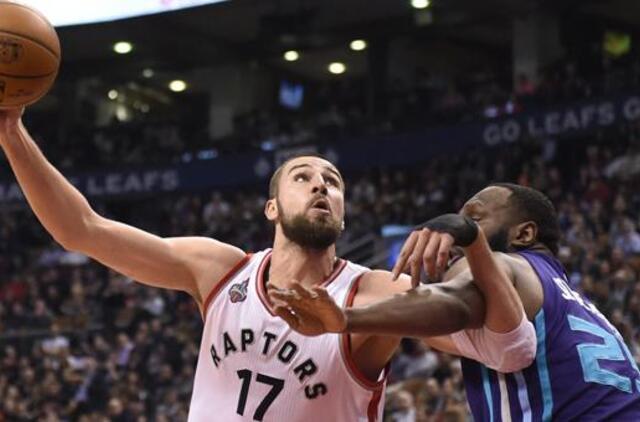 Jonas Valančiūnas atliko dvigubą dublį, o "Raptors" įveikė "Hornets" krepšininkus