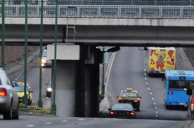 Nuo viaduko į autobusą mestas akmuo suskaldė stiklą