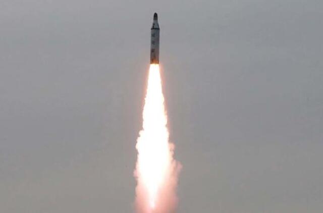 Šiaurės Korėja ruošiasi dar kartą paleisti vidutinio nuotolio raketą