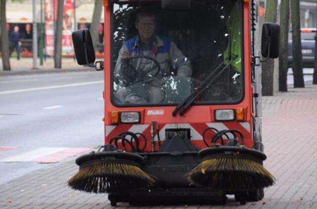 Vietoj šaligatvių valymo mašinų siūlo šluotas