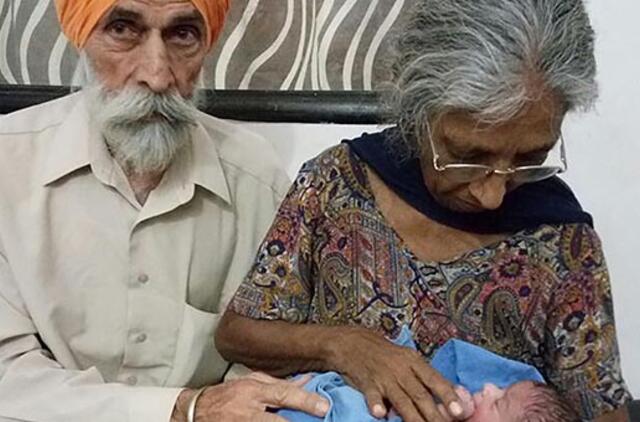 70 metų indė pirmą kartą tapo motina