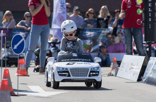 Elektromobilių lenktynių baigiamasis akordas - vaikams