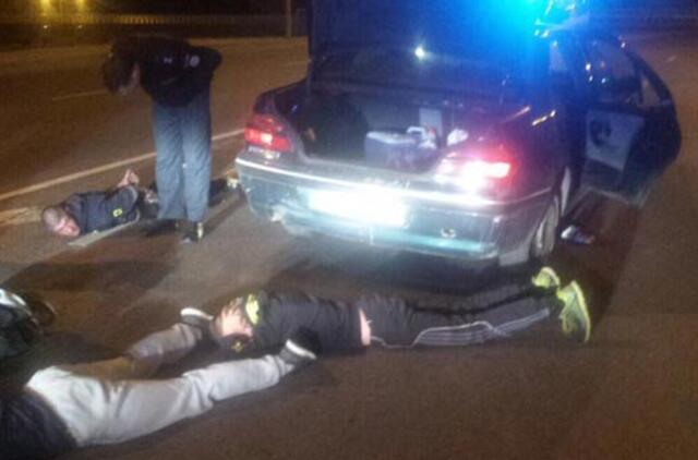 Girti paaugliai po avarijos suguldyti ant žemės