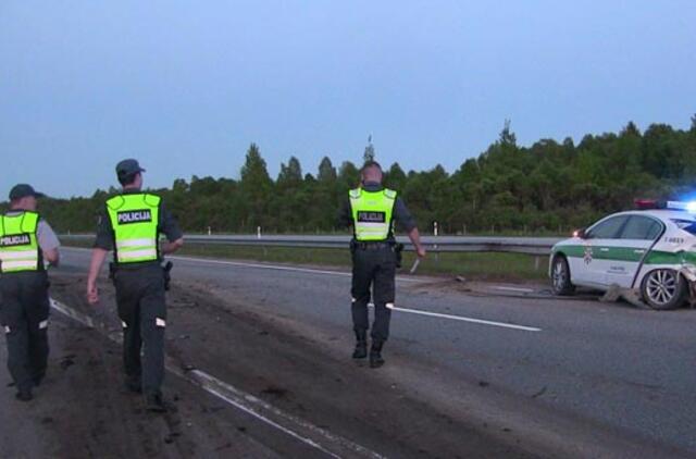 Greitkelyje "Citroen" įsirėžė į policijos automobilį