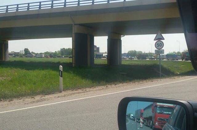 Jakų žiedą užkimšo kelio remontas