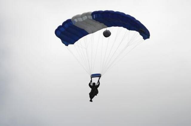 Leisdamasis parašiutu susižalojo vyras
