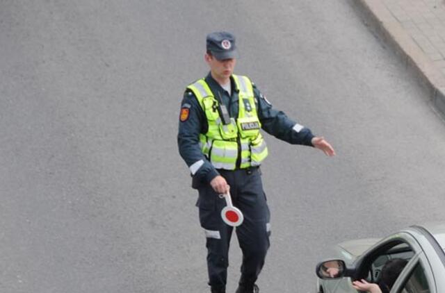 Pareigūnų stabdomas girtas kariškis nesustojo