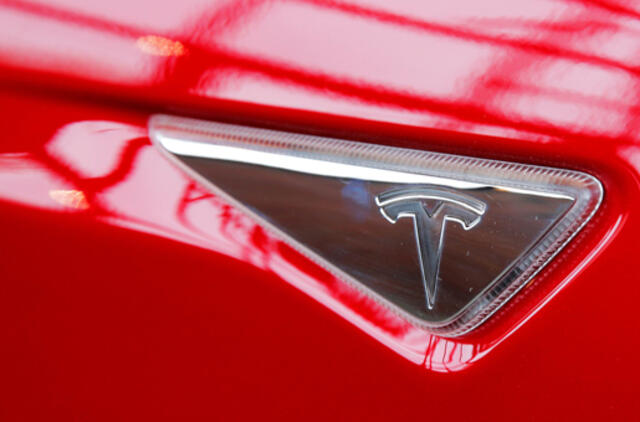 "Tesla" ketina parduoti savo akcijų už 2 mlrd. JAV dolerių