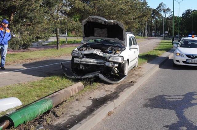 Ties "Studlendu" opelis rėžėsi į stulpą