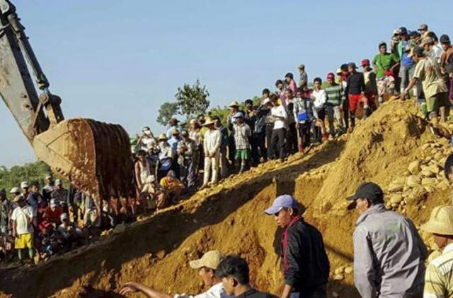 Užgriuvus žemės nuošliaužai Mianmaro nefritų kasybos rajone žuvo 11 žmonių