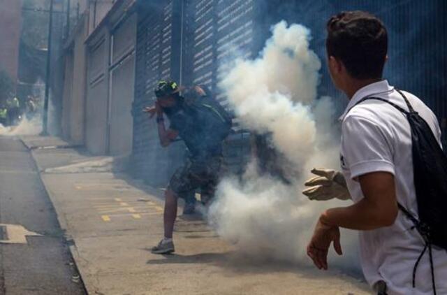 Venesueloje prieš šalies prezidentą protestuojančius žmones policija vaikė ašarinėmis dujomis
