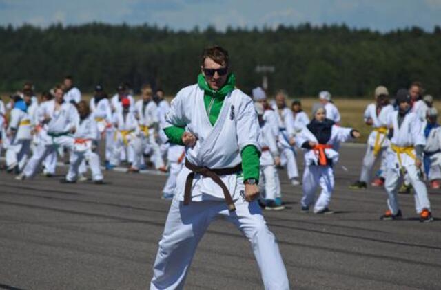 Lėktuvų kilimo ir tūpimo take – karatistų pasirodymas