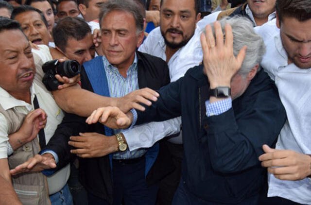 Meksikoje minia buteliais ir akmenimis apmėtė išrinktojo gubernatoriaus automobilį