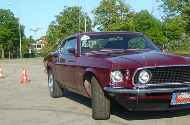 Nida grožėsis senoviniais automobiliais