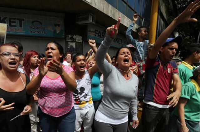 Venesuelos sostinėje dėl maisto produktų stygiaus prasidėjo masinės protesto akcijos