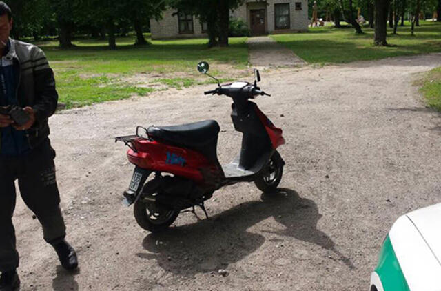 Bėglys su motoroleriu tėškėsi į purvyną