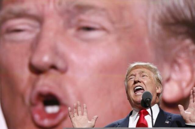 CNN apklausa: Donaldas Trampas gerokai lenkia Hilari Klinton