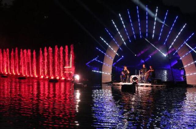 Fontanai su raudonu kilimu