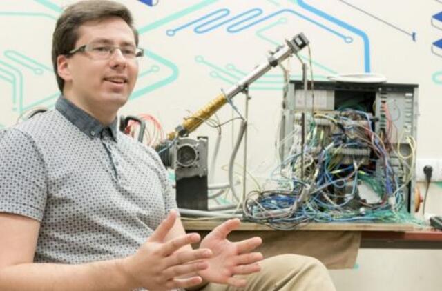 Lietuvis kurs prie rankos formų prisitaikančią peilio rankeną