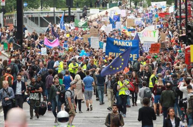 Londone tūkstančiai žmonių protestuoja prieš Didžiosios Britanijos pasitraukimą iš ES