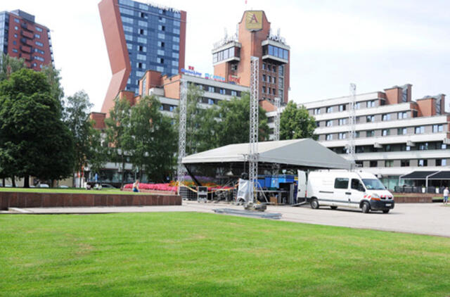 Po aikšte įsileis automobilius