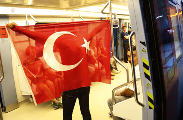 Turkija: valstybės tarnautojams laikinai uždrausta išvykti iš šalies