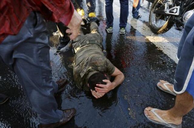 Turkijos premjeras: šalies valdžia po bandymų ją nuversti svarstys galimybę taikyti mirties bausmę