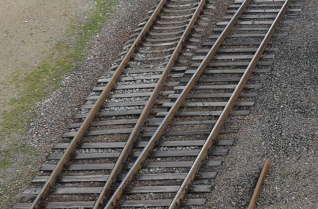 Žuvo ant traukinio bėgių buvęs vyras