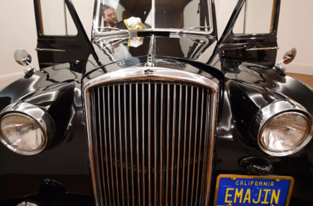 Aukcione parduodamas kultinis Džono Lenono automobilis