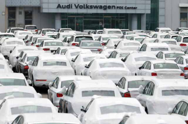 Dėl emisijų skandalo "Volkswagen" taisys dar 460 000 dyzelinių automobilių