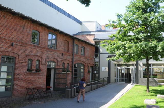 Ievos Simonaitytės bibliotekos kiemelyje - roko biblioteka