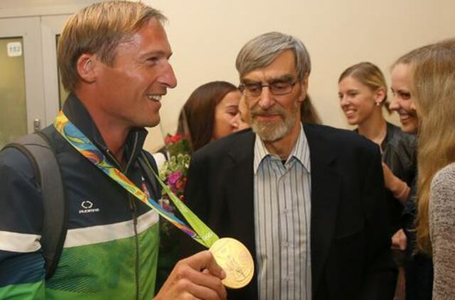 Olimpinius medalius į Lietuvą parskraidinę irkluotojai spindėjo šypsenomis