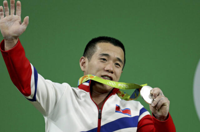 Šiaurės Korėjos sunkumų kilnotojas atsiprašė už olimpiadoje iškovotą sidabrą