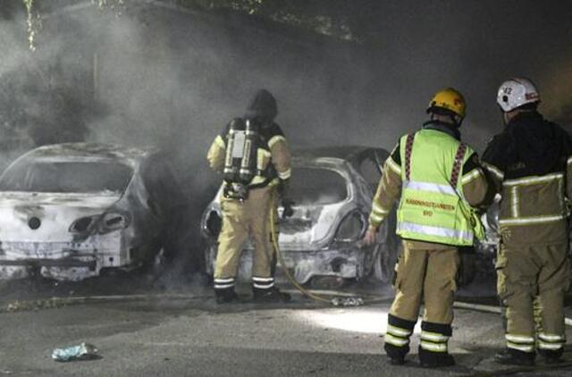 Švedijos policija ieško automobilius deginančių padegėjų
