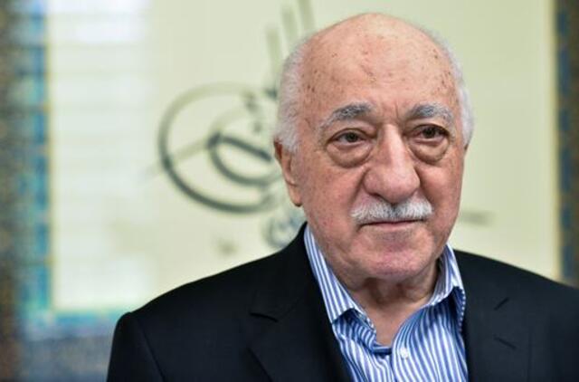 Turkija išdavė arešto orderį suimti perversmo organizavimu kaltinamą dvasininką Fetulą Giuleną