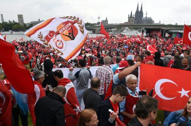 Vokietijoje tūkstančiai žmonių susirinko į Turkijos prezidentą palaikantį mitingą