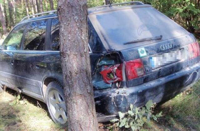 10 tūkst. pakelių rūkalų gabenęs kontrabandininkas atsitrenkė į medį