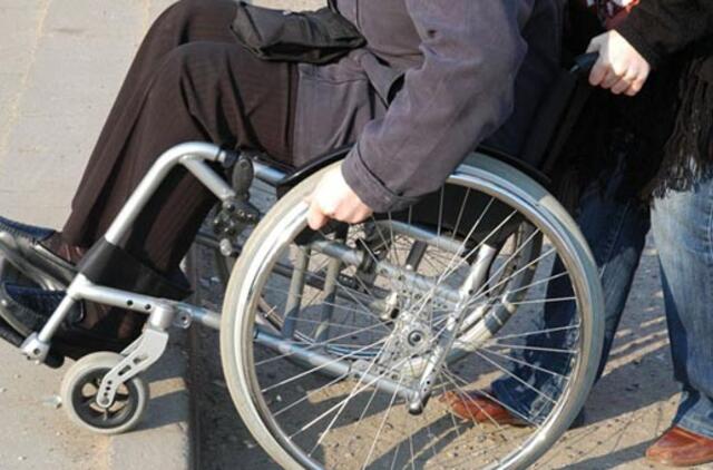Dėl neteisingos medikų diagnozės vyras 43 metus praleido neįgaliojo vežimėlyje