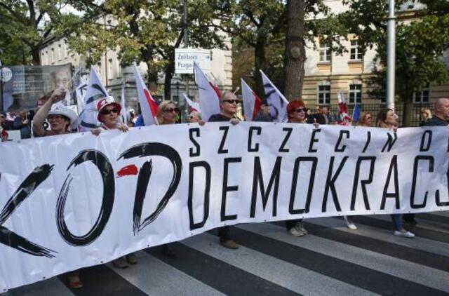Dešimtys tūkstančių žmonių Lenkijoje protestavo prieš vyriausybę