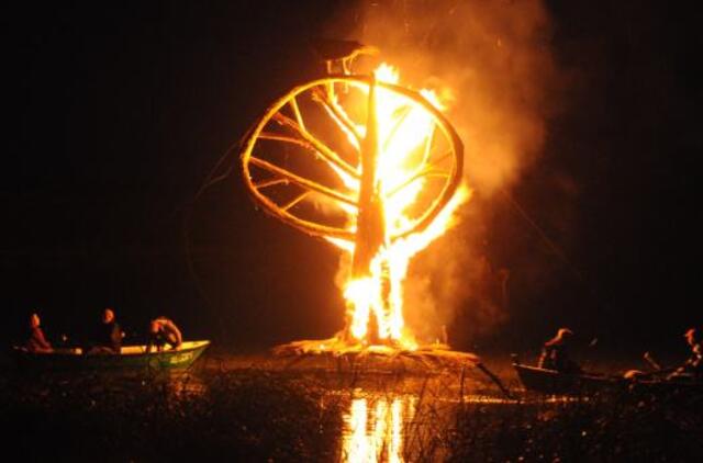 Gintaro įlankoje suliepsnojo skulptūros