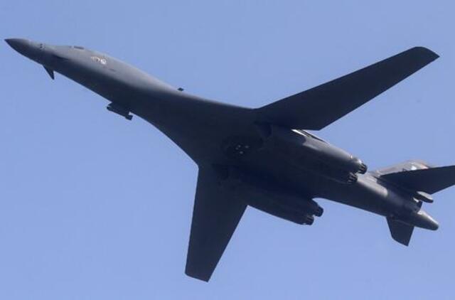 Norėdamos pademonstruoti galią, JAV praskraidino virš Šiaurės Korėjos bombonešius