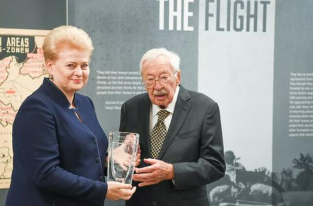 Prezidentei JAV įteiktas Lietuvos kultūros muziejaus "Metų žmogaus" apdovanojimas