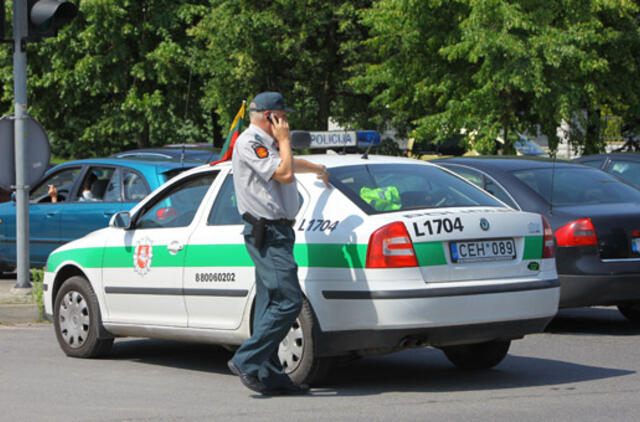 Prieš pabėgdamas nusiaubė policininkų automobilį