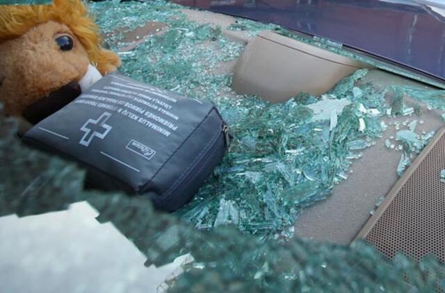 Vagys apšvarino įmonės automobilį